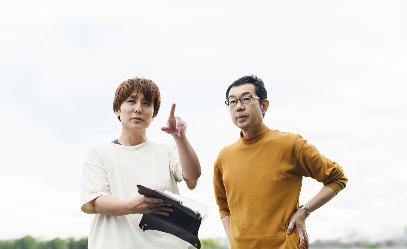 Director Kano from the Nippon Design Center, Inc. meets with Mr. Kitamura during shooting